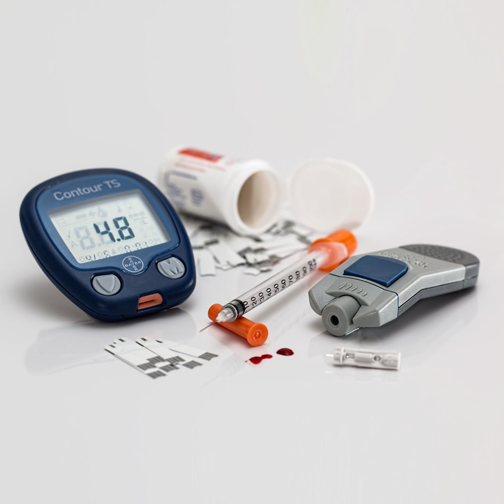 Diabetes, Blutzuckermessgerät, Insulinspritze und Tabletten